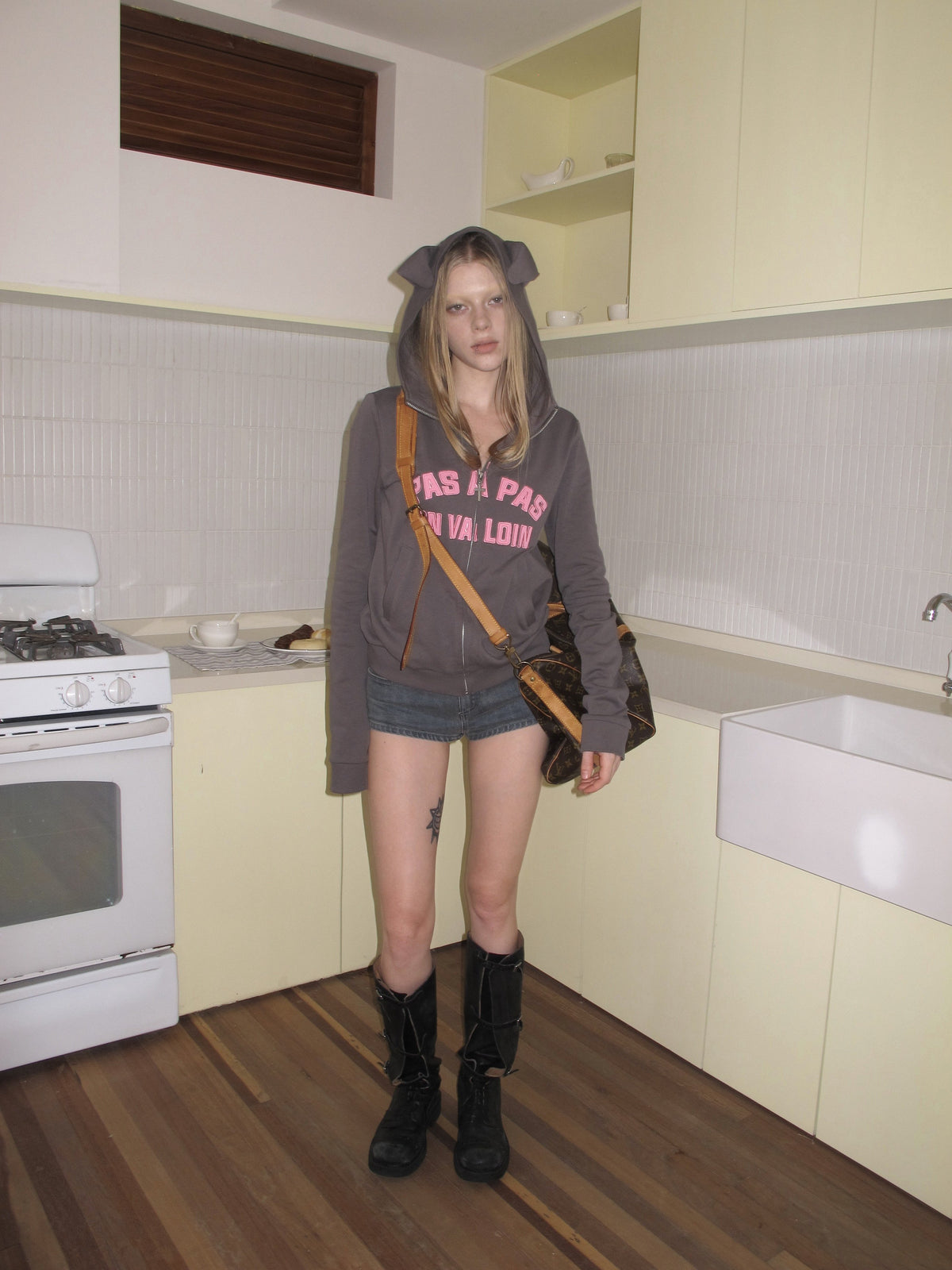 Low-Rise Embroidered Shorts (2color)