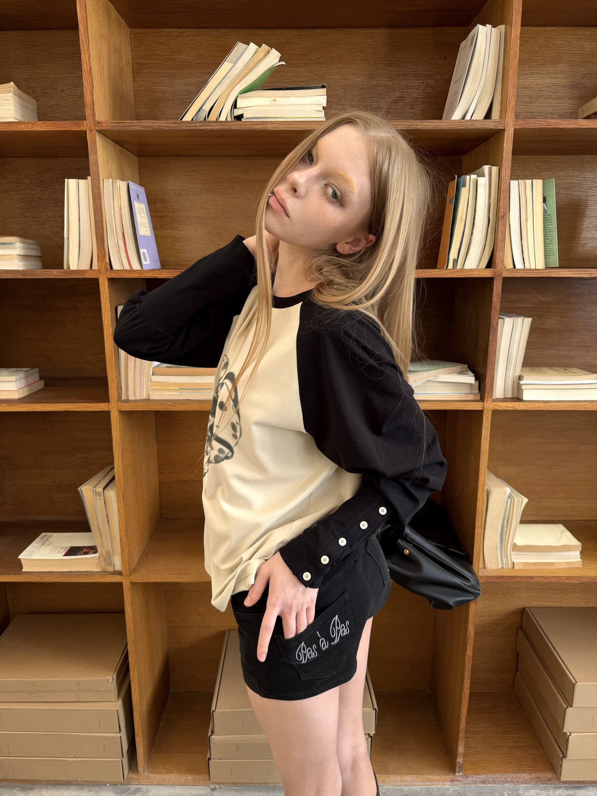 Low-Rise Embroidered Shorts (2color)