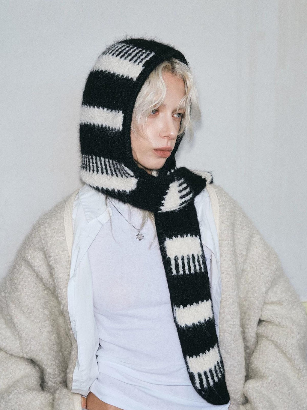 TRIA SELECT | MINIMALIST BLACK WHITE HOODED SCARF【ID:TN00087】