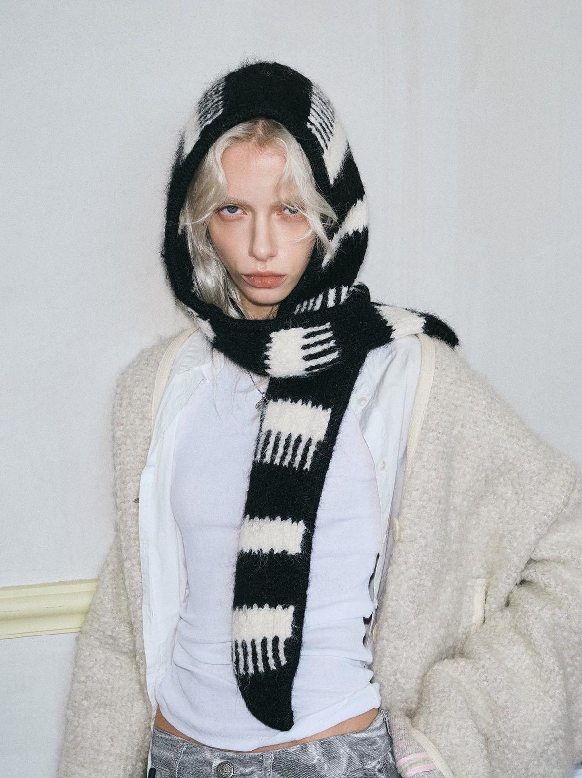 TRIA SELECT | MINIMALIST BLACK WHITE HOODED SCARF【ID:TN00087】