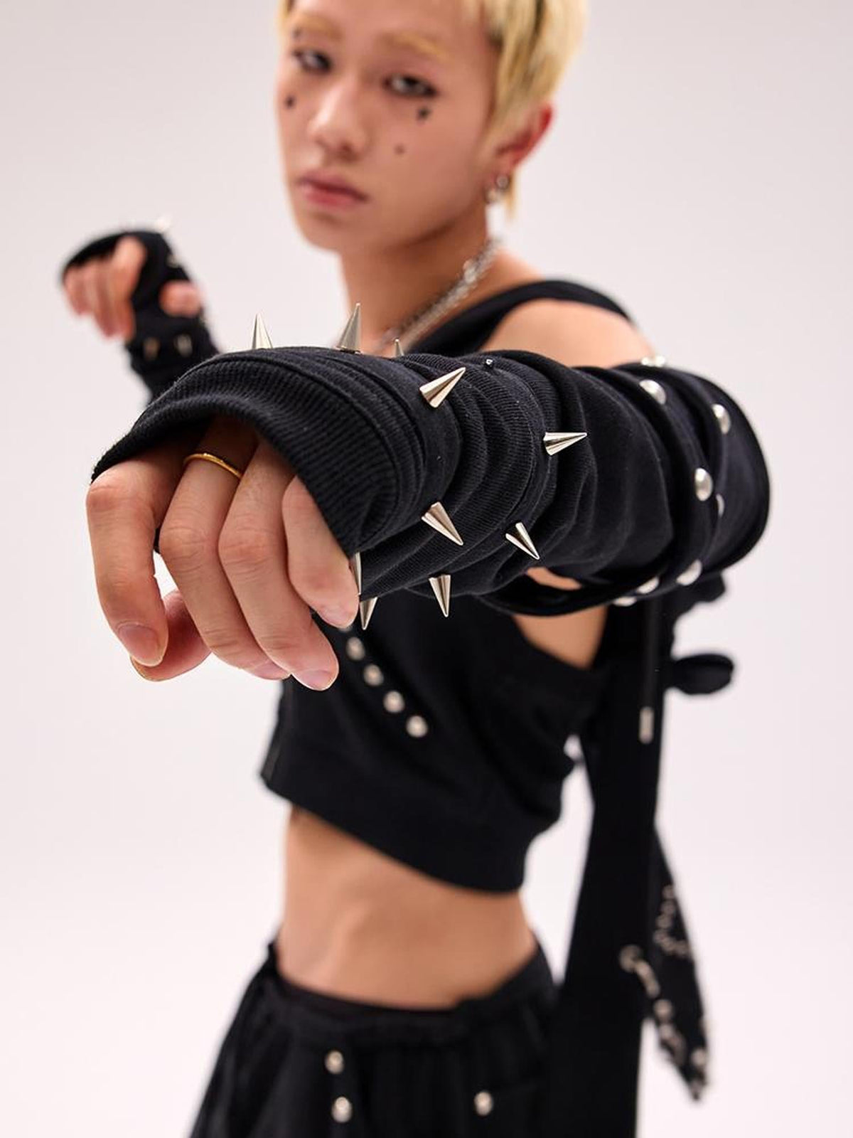 Rivet Trimmed Gloves