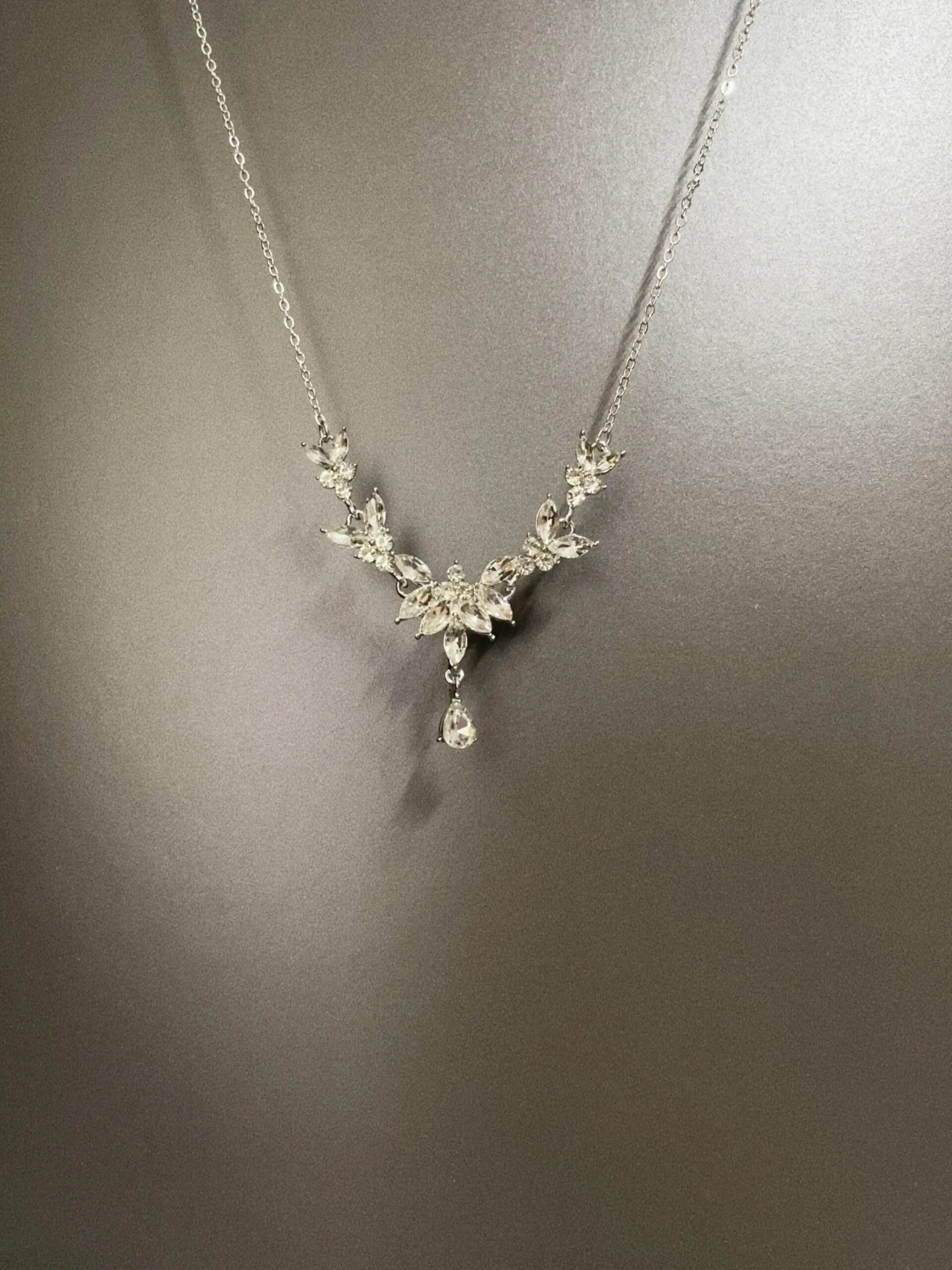 VINTAGE CRYSTAL SNOWFLAKE PENDANT NECKLACE