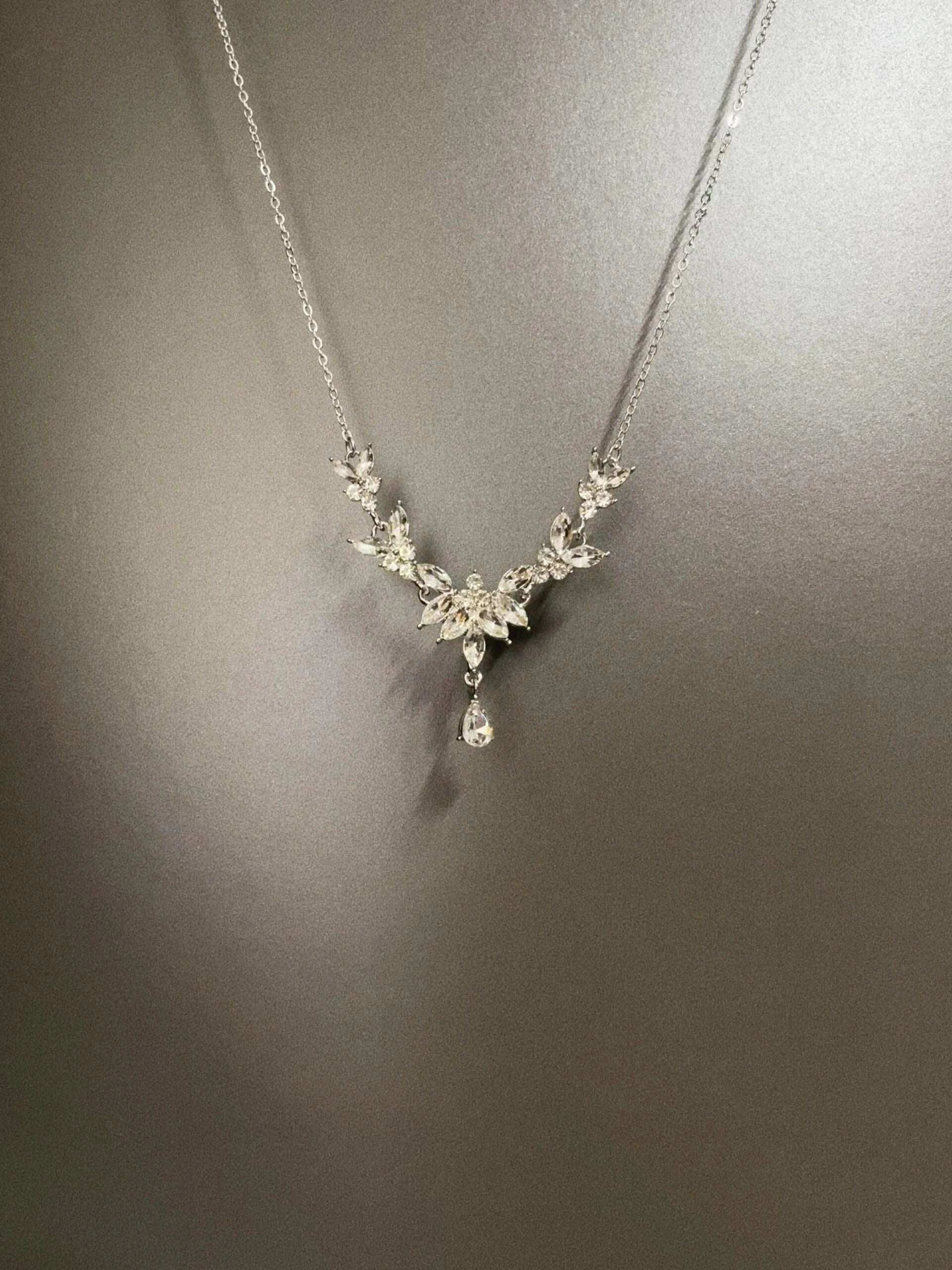 VINTAGE CRYSTAL SNOWFLAKE PENDANT NECKLACE