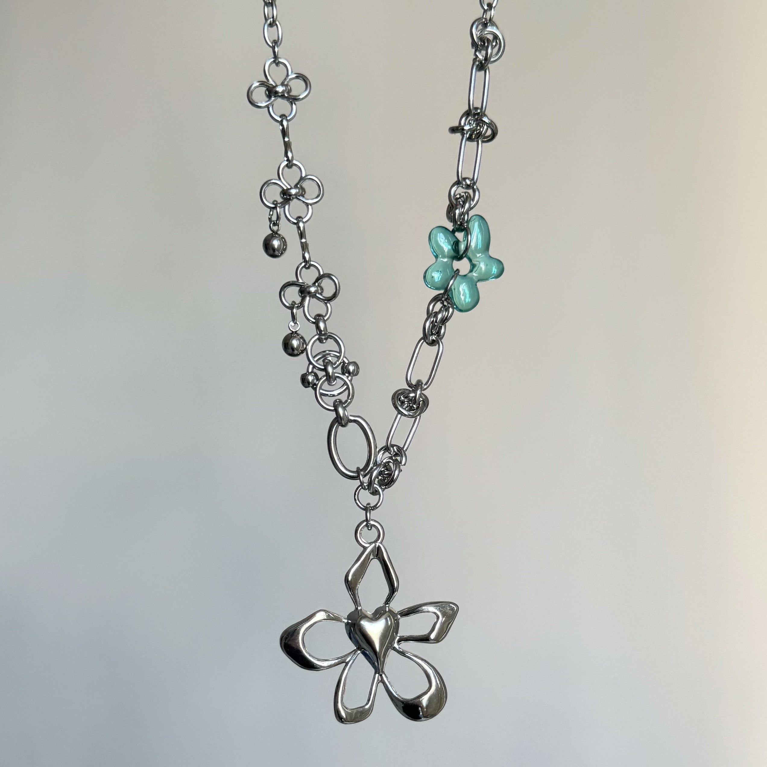 RETRO METAL FLOWER NECKLACE