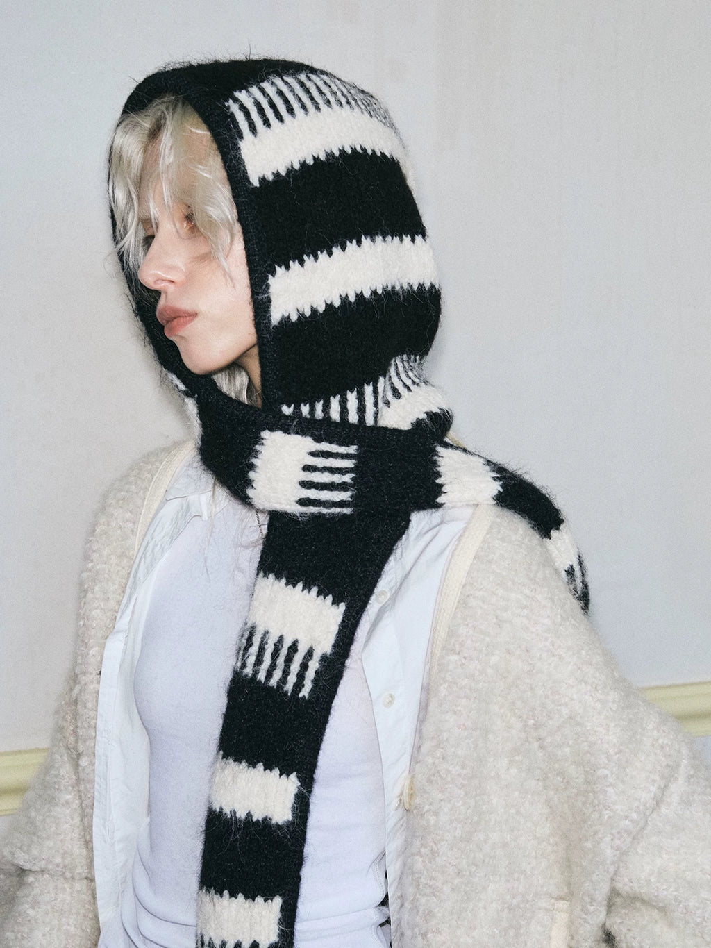 TRIA SELECT | MINIMALIST BLACK WHITE HOODED SCARF【ID:TN00087】