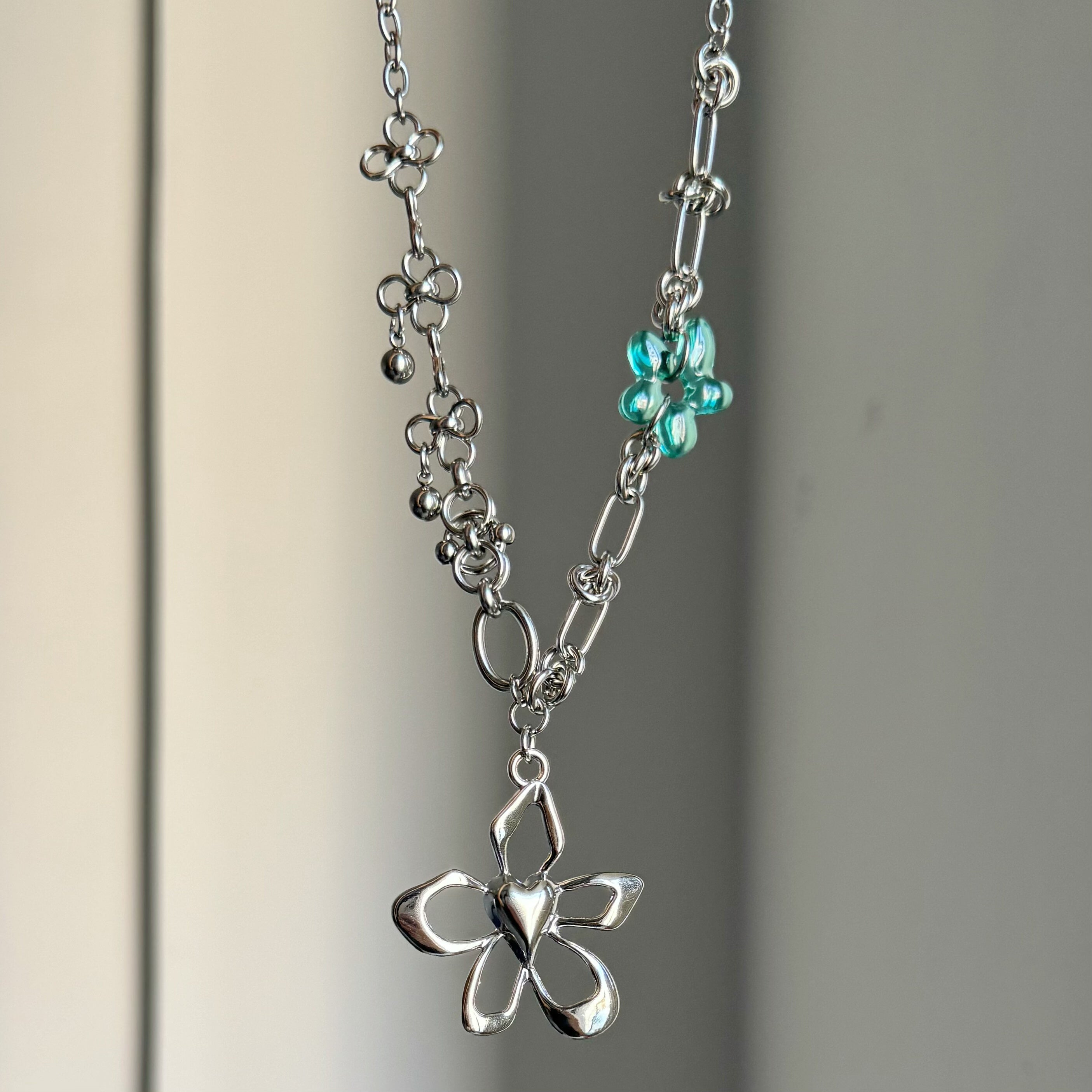 RETRO METAL FLOWER NECKLACE