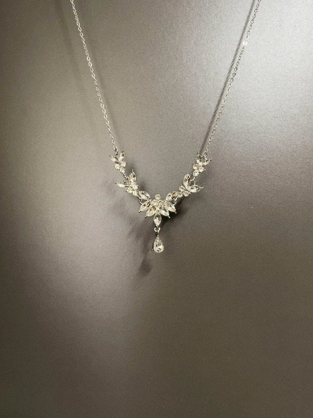 VINTAGE CRYSTAL SNOWFLAKE PENDANT NECKLACE