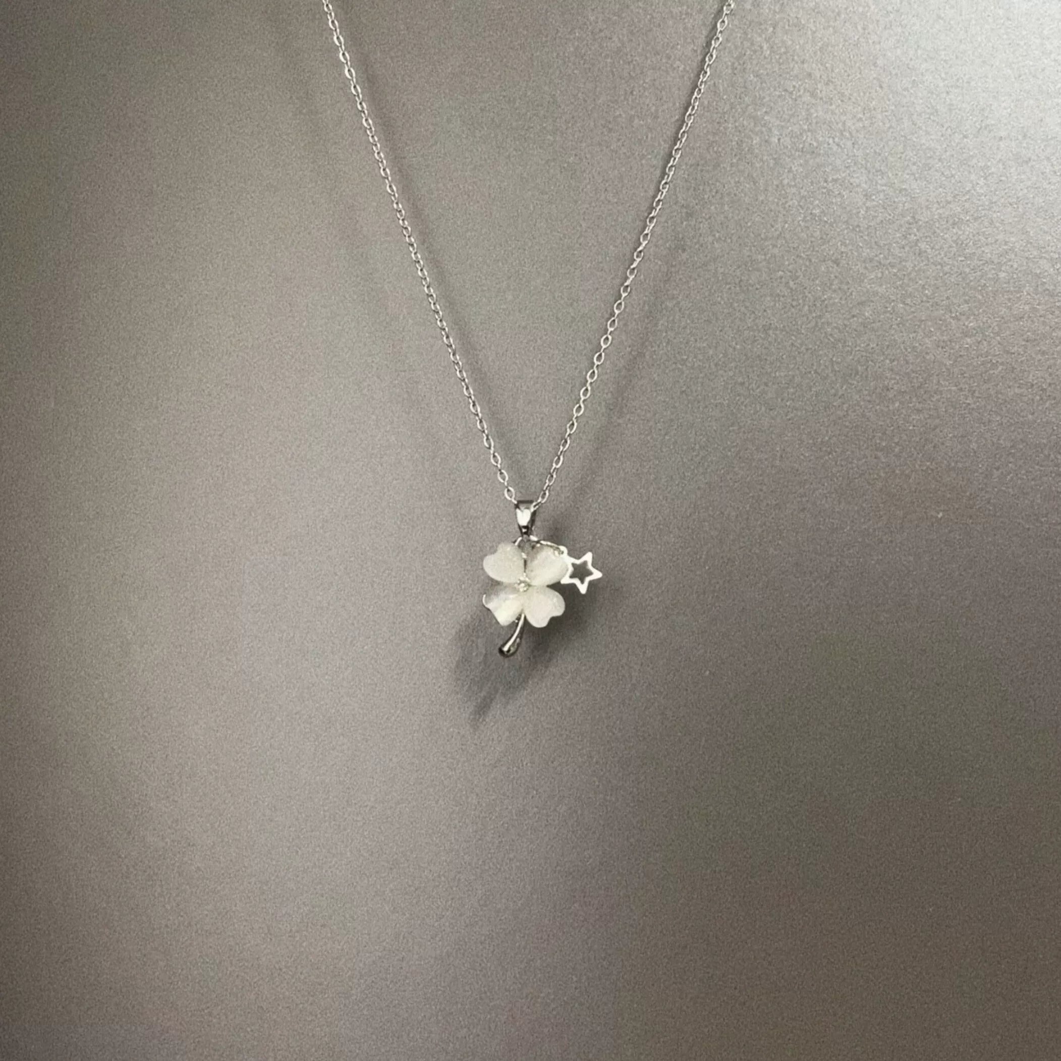 VINTAGE CLOVER DEW NECKLACE