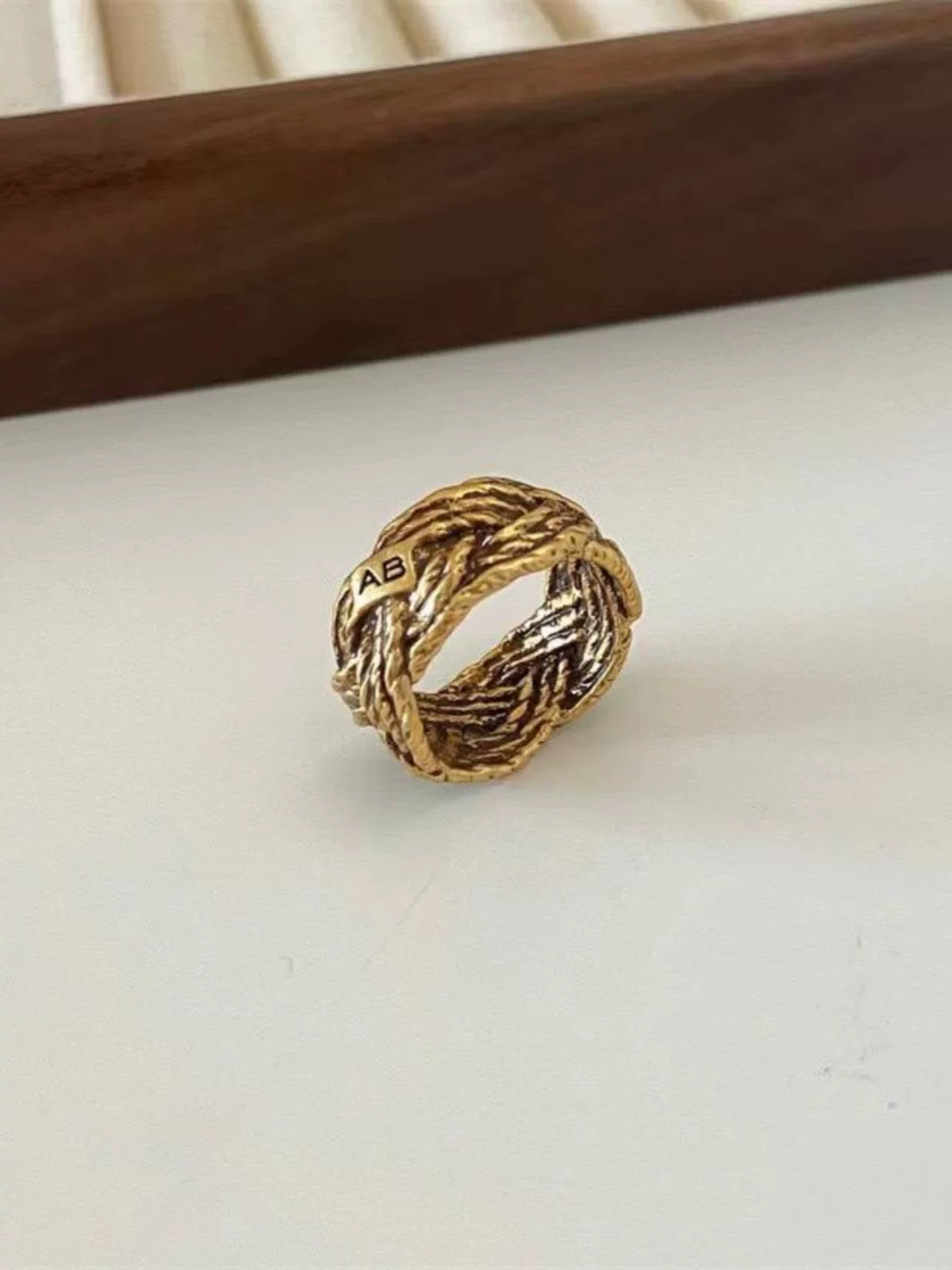 VINTAGE STONE RING DESIGN
