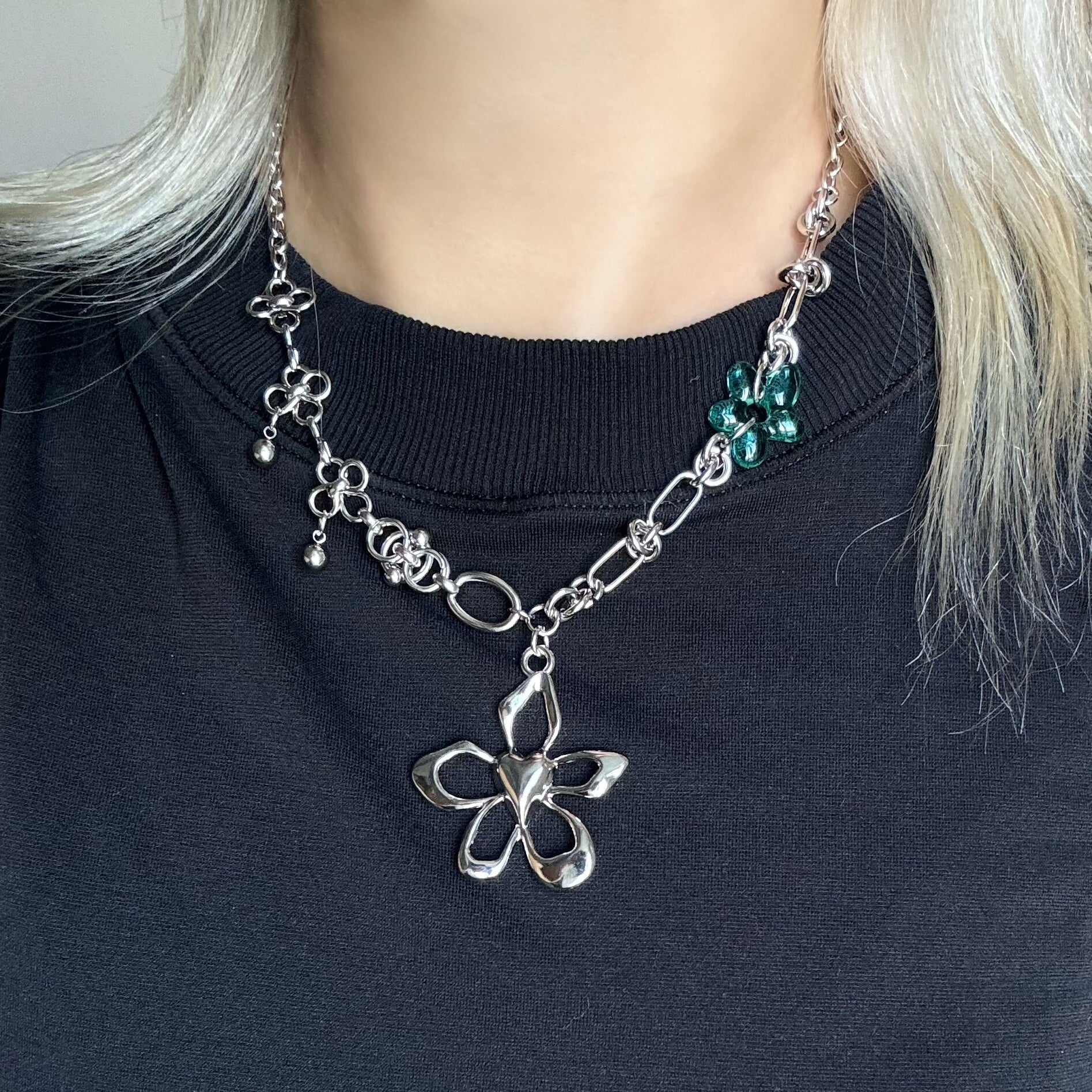 RETRO METAL FLOWER NECKLACE