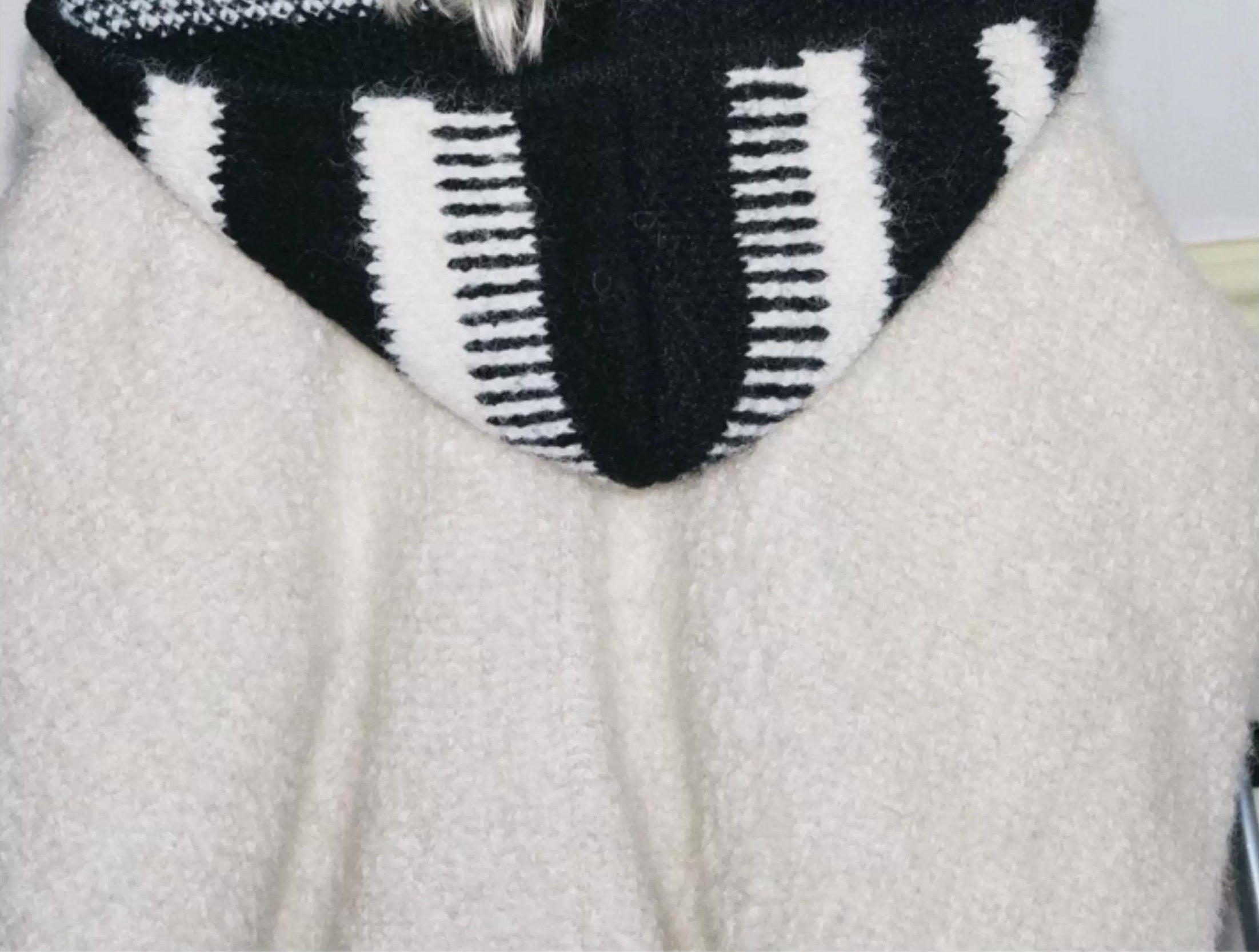 TRIA SELECT | MINIMALIST BLACK WHITE HOODED SCARF【ID:TN00087】