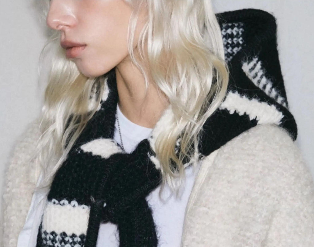 TRIA SELECT | MINIMALIST BLACK WHITE HOODED SCARF【ID:TN00087】