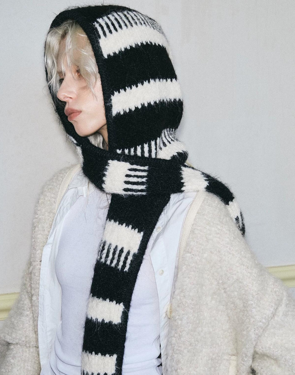 TRIA SELECT | MINIMALIST BLACK WHITE HOODED SCARF【ID:TN00087】