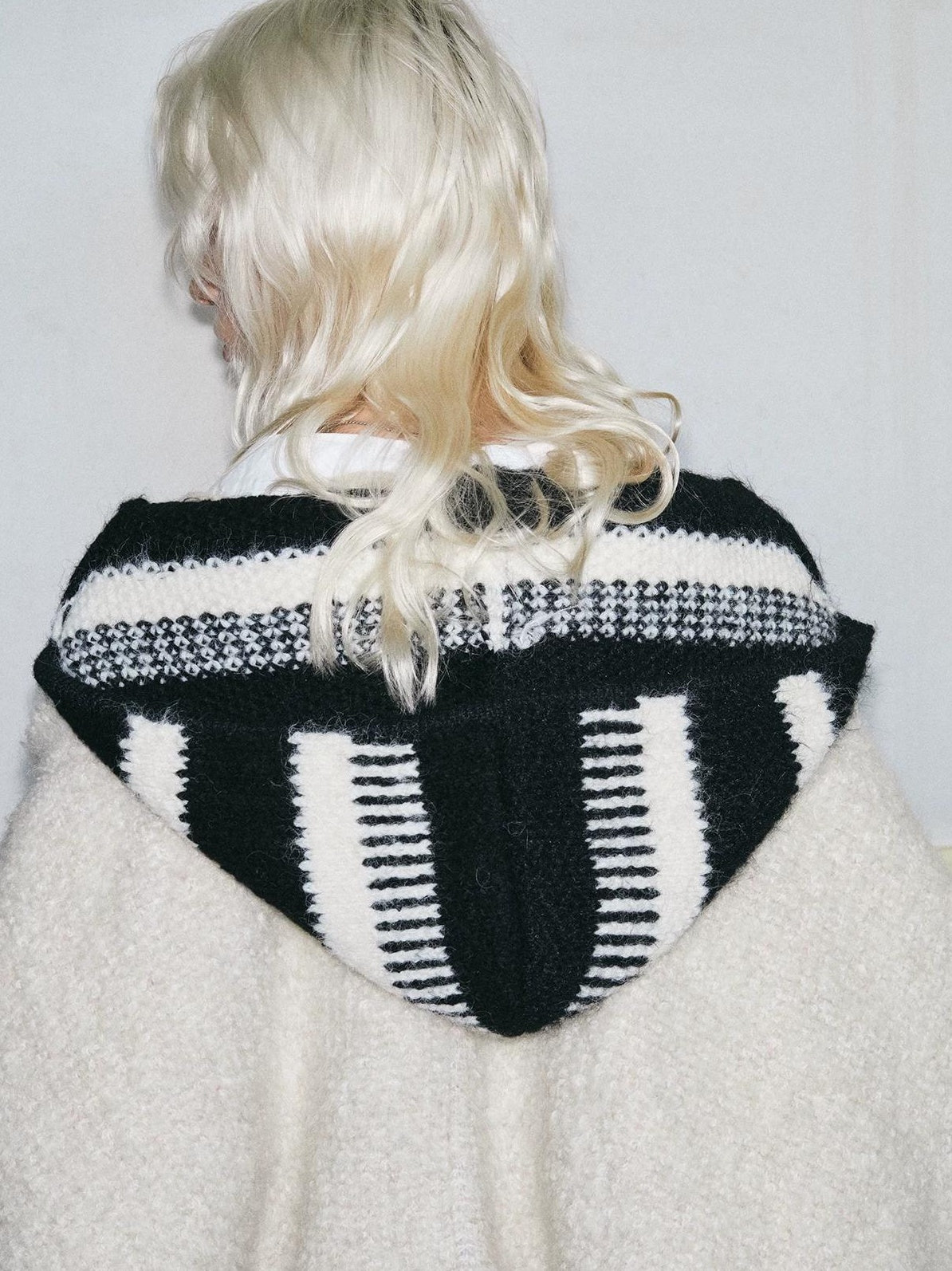 TRIA SELECT | MINIMALIST BLACK WHITE HOODED SCARF【ID:TN00087】