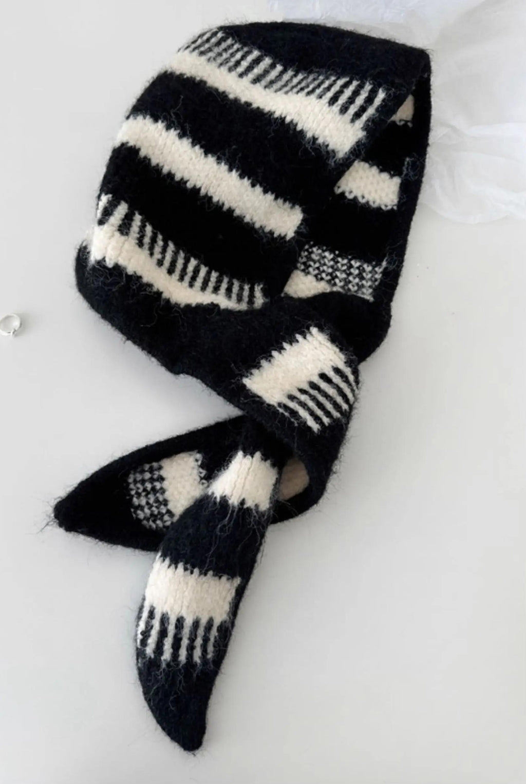 TRIA SELECT | MINIMALIST BLACK WHITE HOODED SCARF【ID:TN00087】